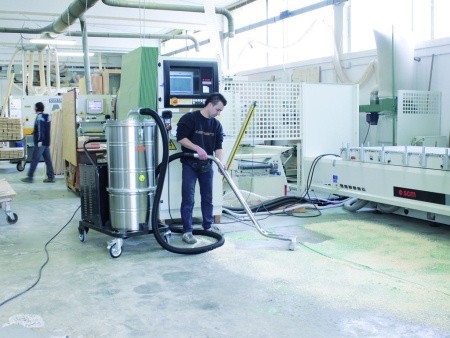 Работа в цеху пылесосом ICLEAN по удалению опилок