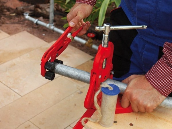 Устройство для обработки края резьбы 3/8-2